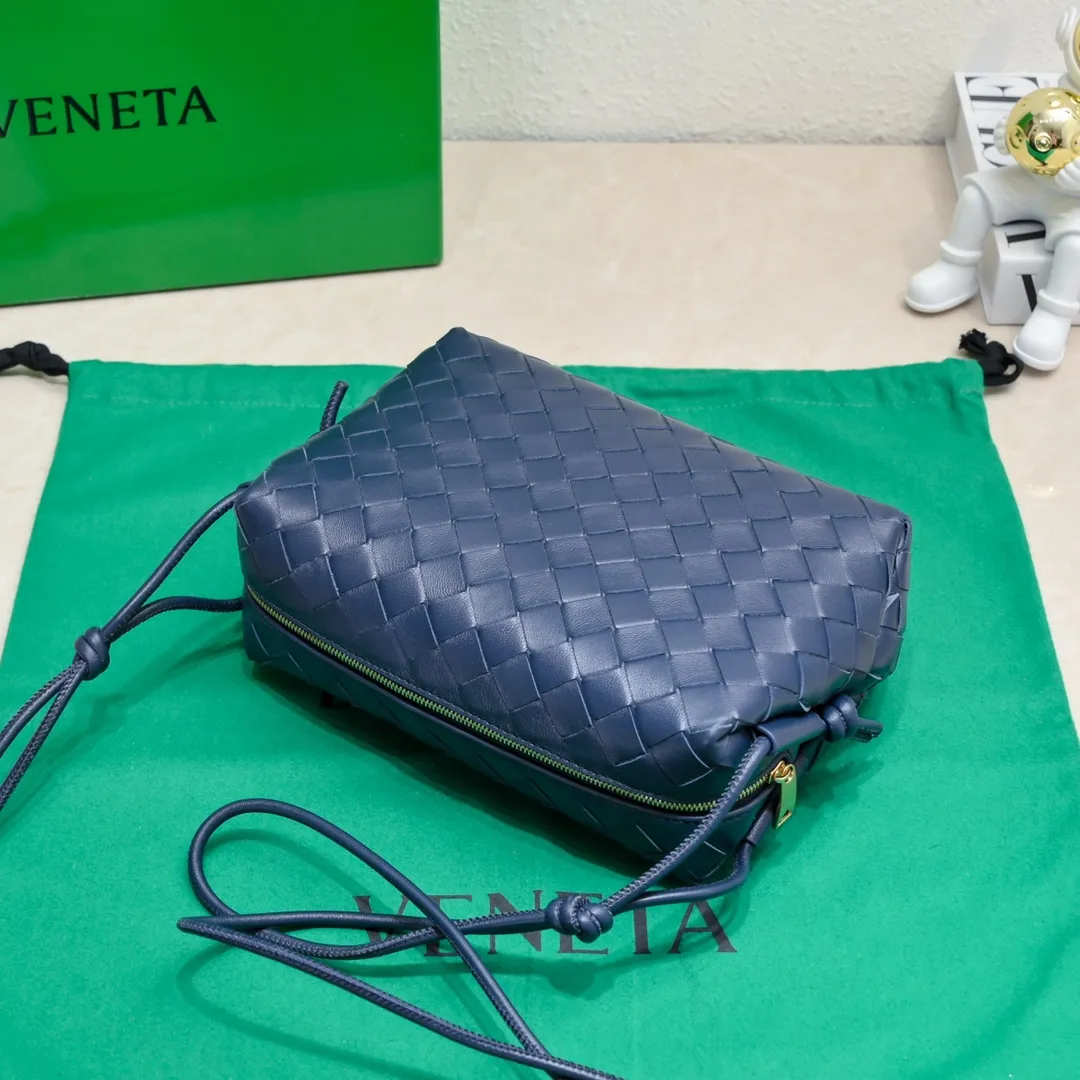 Batch 1260 B's new large Loop camera bag is here🔥Classic woven logo✅ The bag body is made of selected original sheepskin. The texture is soft and waxy. The simple square body is classic and versatile. The interior design is very practical. It has a lot of space and has an adjustable iconic leather drawstring. It can be said to be both elegant and practical. The design is very simple and elegant, with a kind of literary retro style. Size 22x15x8, model: 6684#